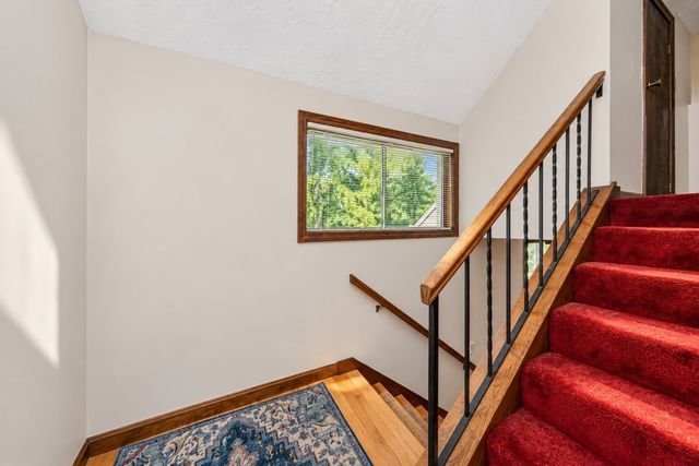 31 Pikes Hill Rd, Sterling, MA 01564