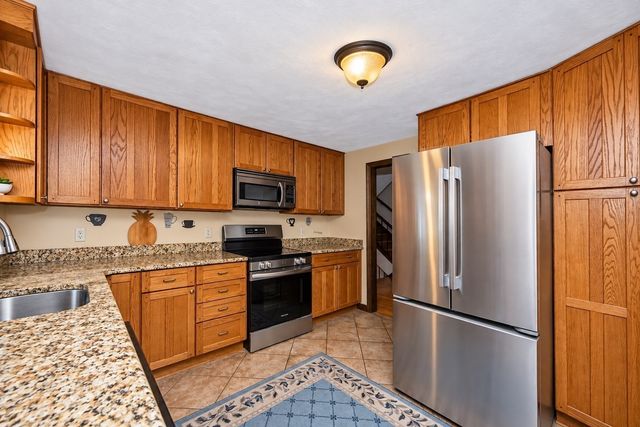 31 Pikes Hill Rd, Sterling, MA 01564