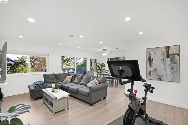 2294 D St, Hayward, CA 94541
