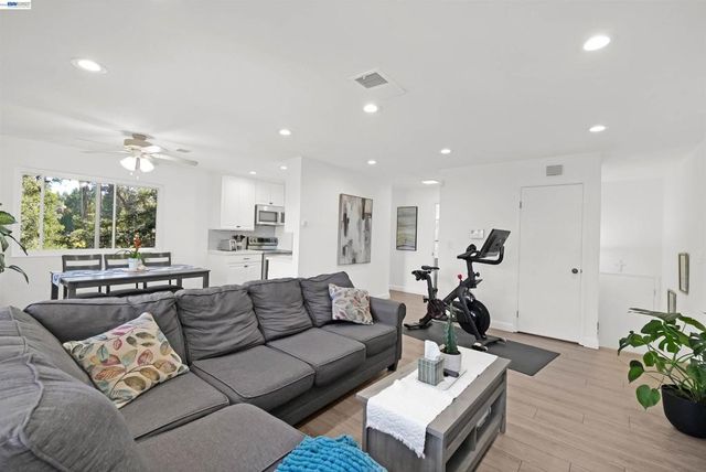 2294 D St, Hayward, CA 94541