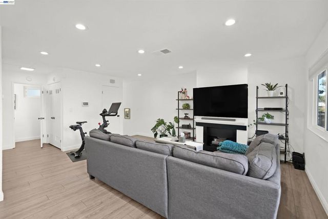 2294 D St, Hayward, CA 94541