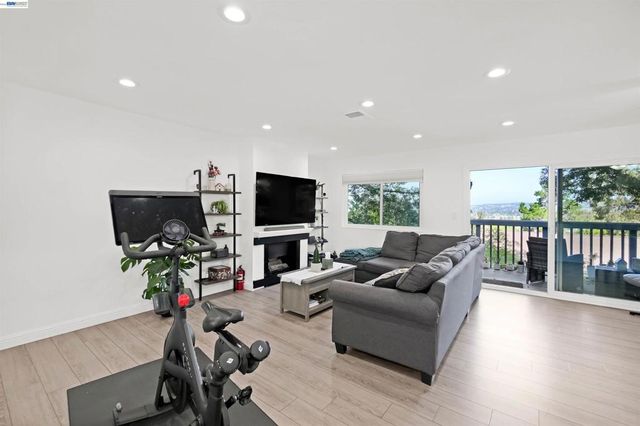 2294 D St, Hayward, CA 94541