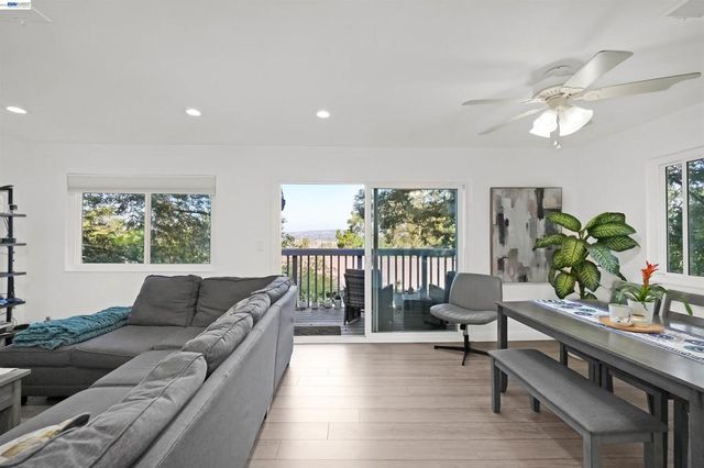 2294 D St, Hayward, CA 94541