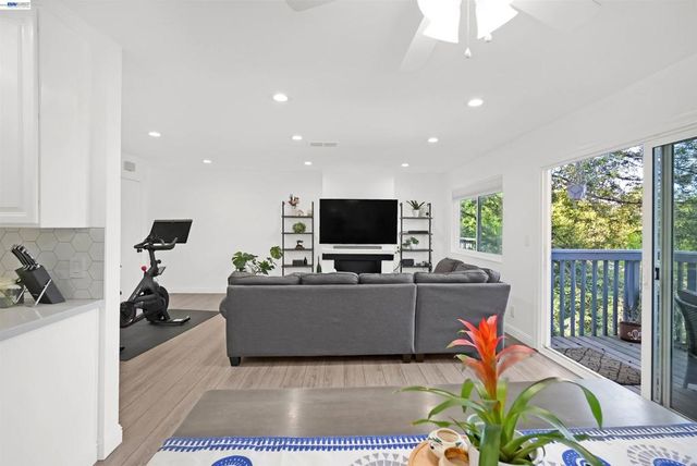 2294 D St, Hayward, CA 94541