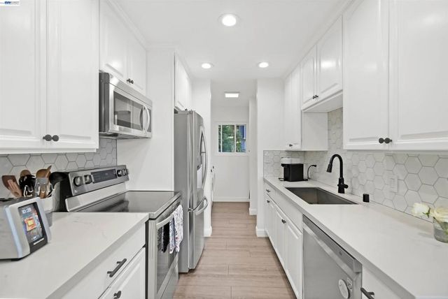 2294 D St, Hayward, CA 94541