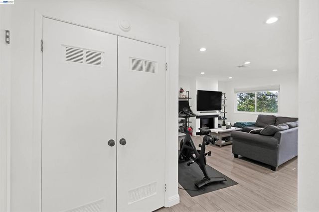 2294 D St, Hayward, CA 94541