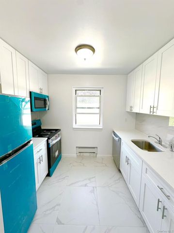 6708 152 266B, Flushing, NY 11367