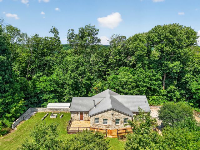 302 Swiper Dr, Smithville, TN 37166