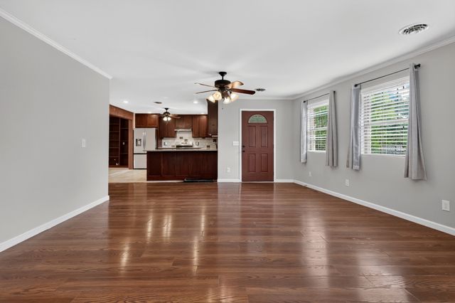 302 Swiper Dr, Smithville, TN 37166