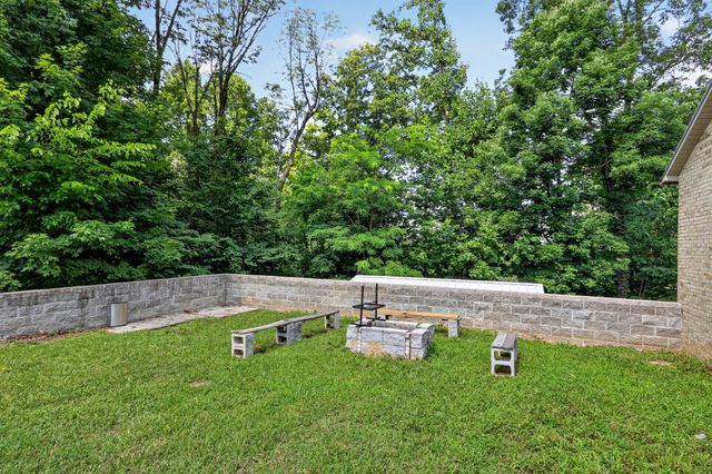 302 Swiper Dr, Smithville, TN 37166
