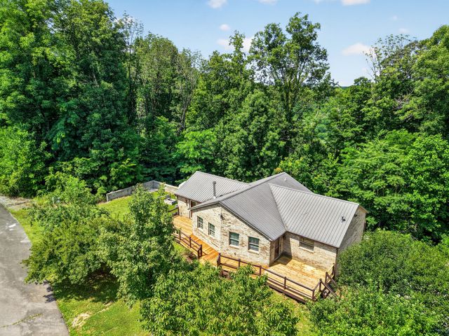 302 Swiper Dr, Smithville, TN 37166
