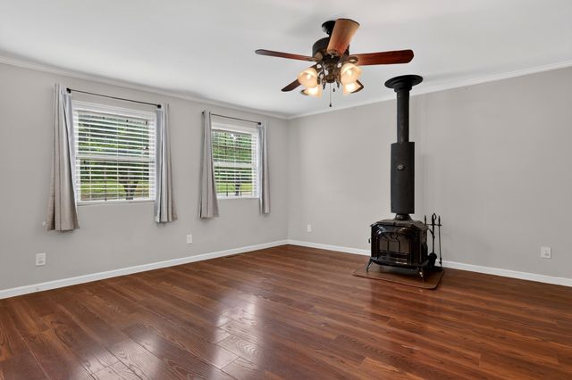 302 Swiper Dr, Smithville, TN 37166