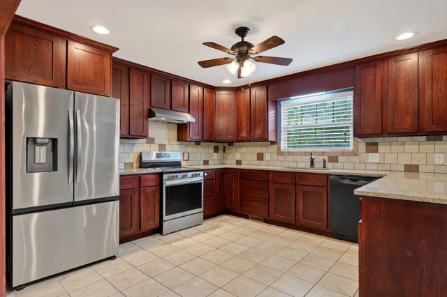 302 Swiper Dr, Smithville, TN 37166
