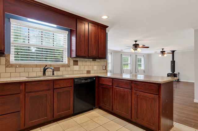 302 Swiper Dr, Smithville, TN 37166