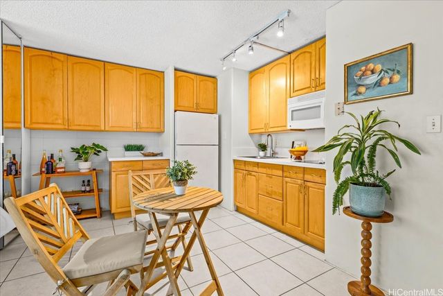 929 Ahana Street 303, Honolulu, HI 96814