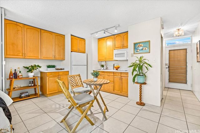 929 Ahana Street 303, Honolulu, HI 96814