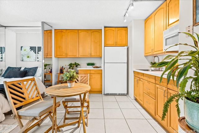 929 Ahana Street 303, Honolulu, HI 96814