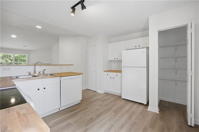 467 Bedford Knoll Drive, Winston-salem, NC 27107