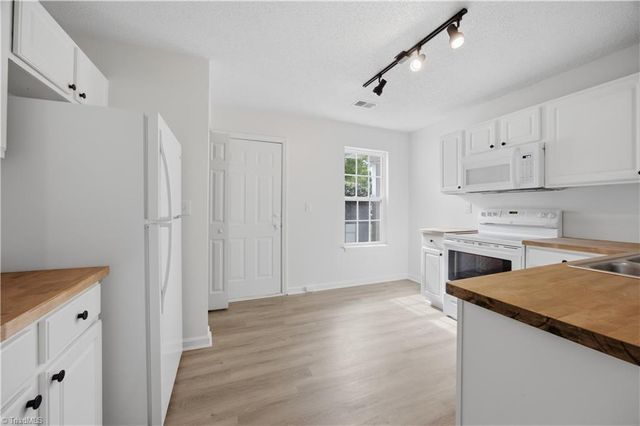 467 Bedford Knoll Drive, Winston-salem, NC 27107
