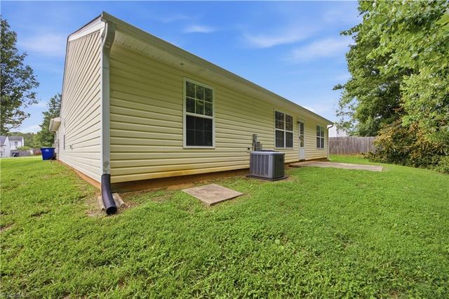 467 Bedford Knoll Drive, Winston-salem, NC 27107