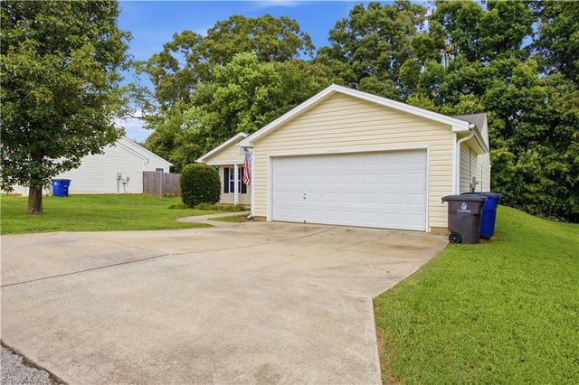 467 Bedford Knoll Drive, Winston-salem, NC 27107