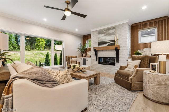 550 Woodlands Glen Avenue, Hartville, OH 44632