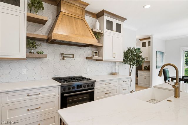 550 Woodlands Glen Avenue, Hartville, OH 44632