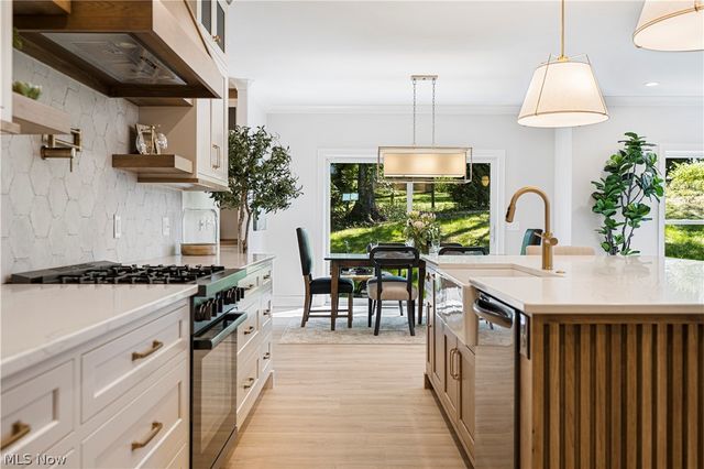 550 Woodlands Glen Avenue, Hartville, OH 44632