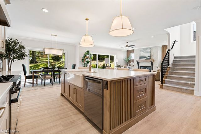 550 Woodlands Glen Avenue, Hartville, OH 44632