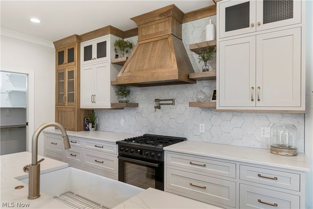 550 Woodlands Glen Avenue, Hartville, OH 44632