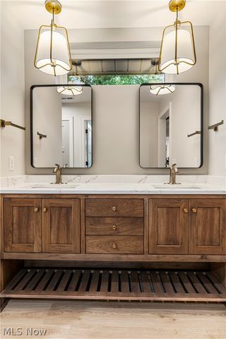 550 Woodlands Glen Avenue, Hartville, OH 44632