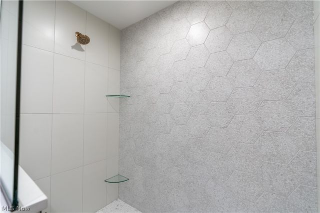 550 Woodlands Glen Avenue, Hartville, OH 44632