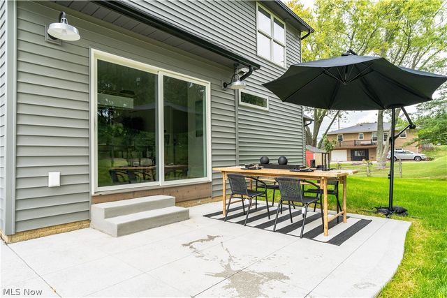 550 Woodlands Glen Avenue, Hartville, OH 44632