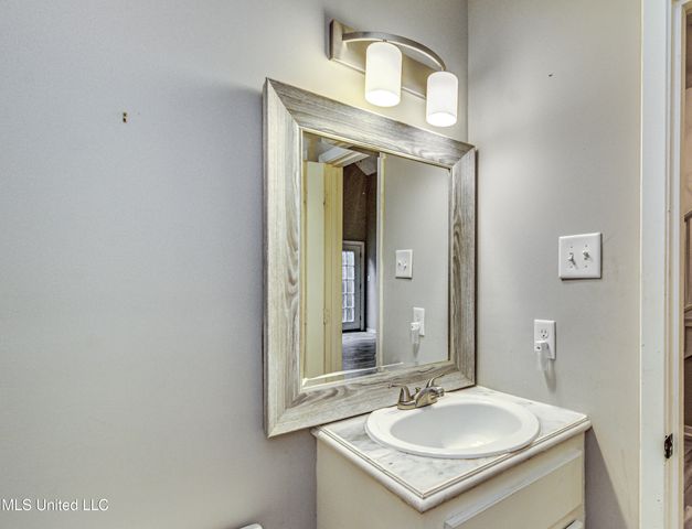 554 Woodland Hills Place, Jackson, MS 39216