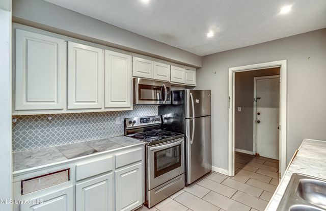 554 Woodland Hills Place, Jackson, MS 39216