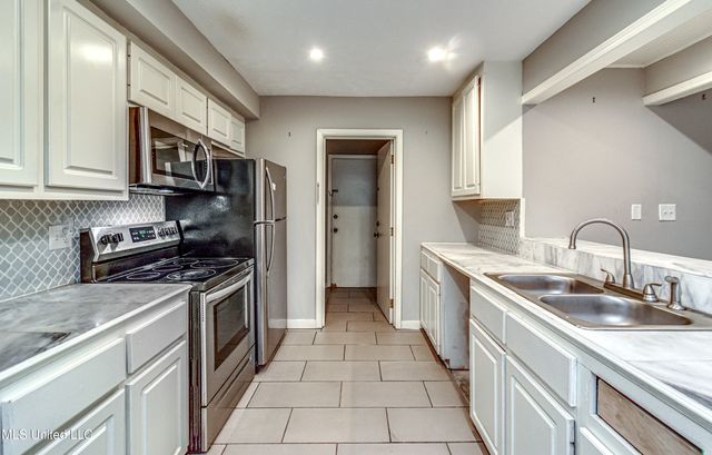554 Woodland Hills Place, Jackson, MS 39216