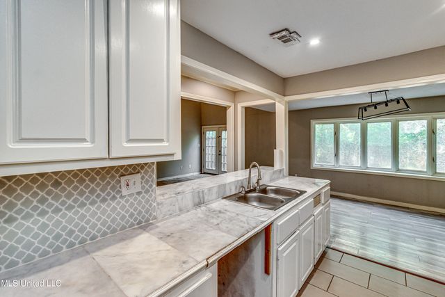 554 Woodland Hills Place, Jackson, MS 39216