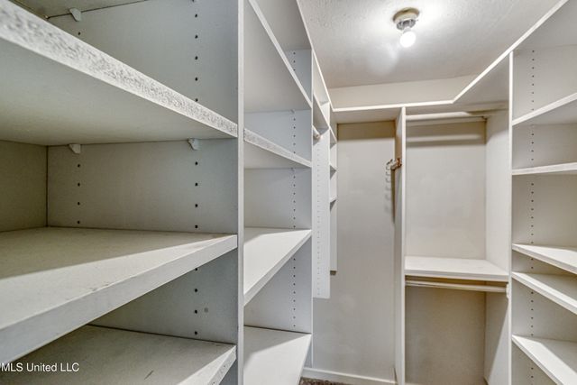 554 Woodland Hills Place, Jackson, MS 39216