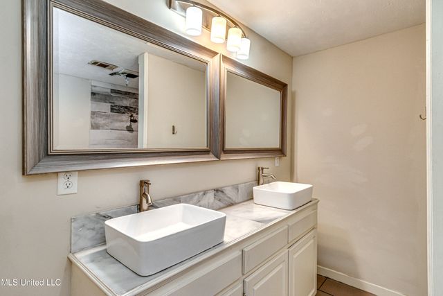 554 Woodland Hills Place, Jackson, MS 39216