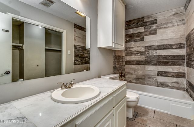 554 Woodland Hills Place, Jackson, MS 39216