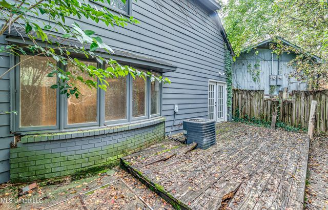 554 Woodland Hills Place, Jackson, MS 39216