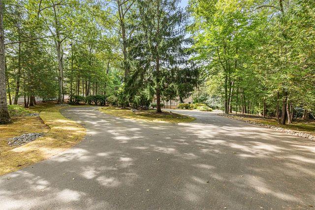 9 Oak Hill Drive, Lincoln, RI 02865