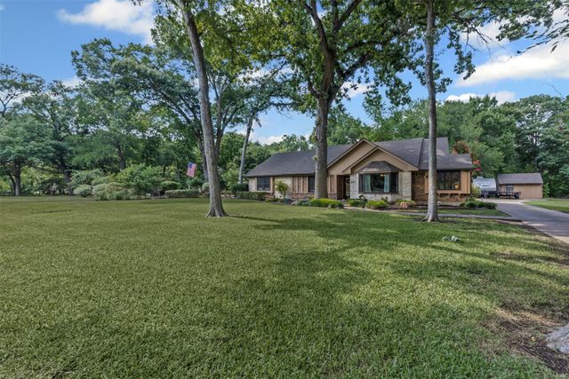 107 Forest Brook Street, Oak Leaf, TX 75154