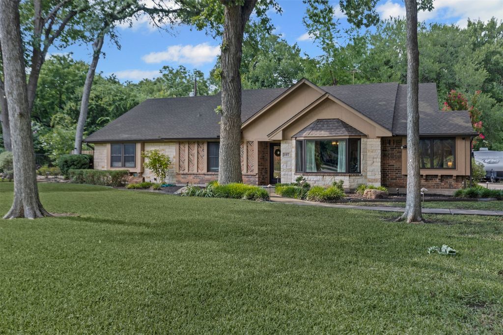 107 Forest Brook Street, Oak Leaf, TX 75154
