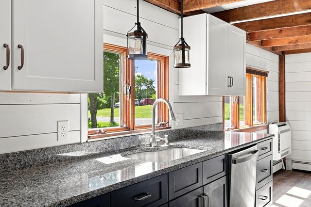 125 South St, Granby, MA 01033