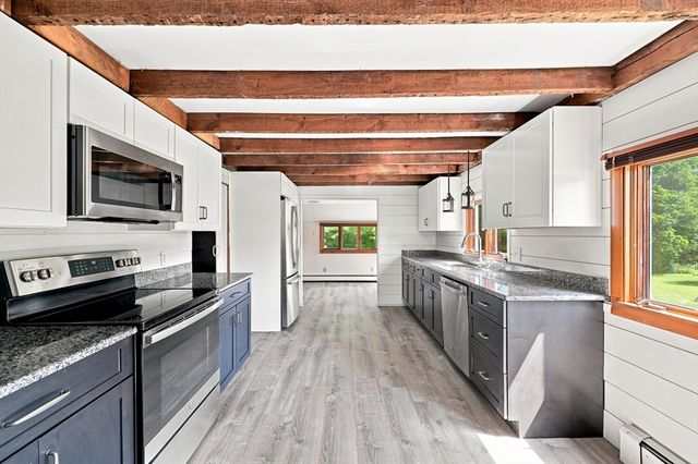 125 South St, Granby, MA 01033