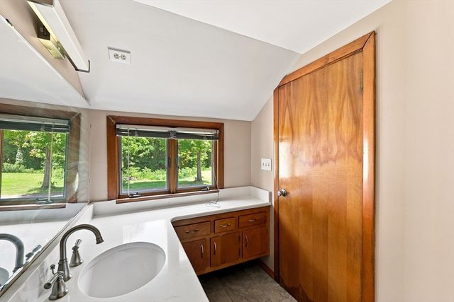 125 South St, Granby, MA 01033