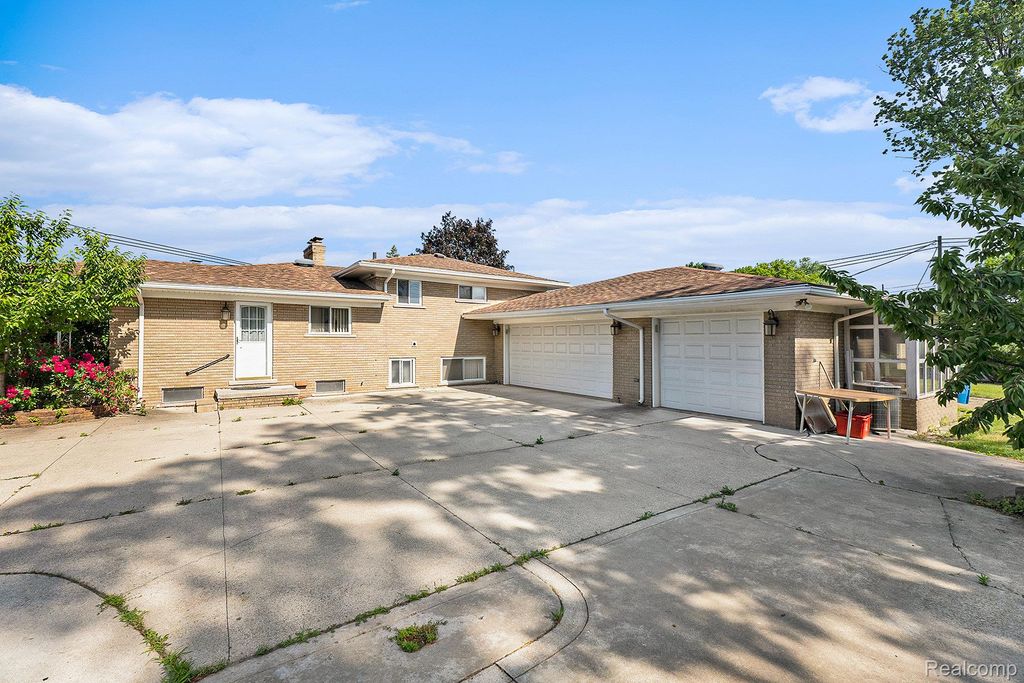 29242 Lorraine Court, Warren, MI 48093