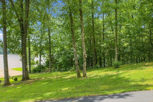 300 Featherfoot Parkway Loop, Parsons, TN 38363