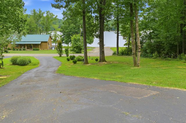 300 Featherfoot Parkway Loop, Parsons, TN 38363